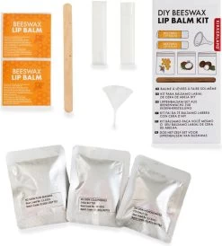 Kikkerland DIY Bijenwas Lip Balsem Kit - Maak Je Eigen Lippenbalsem - 100% Natuurlijk - Voor Twee Balsem Sticks -Cosmetic Verkoop 1080x1200 3