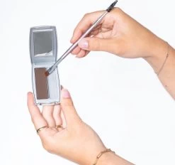 Herome Eye Care Wenkbrauw Poeder Zwart - Compact Brow Powder Nearly Black - Waterproof Verrijkt Met Panthenol - Volumineuze Wenkbrauwen In Een Handomdraai 17 Herome Eye Care Wenkbrauw Poeder Zwart - Compact Brow Powder Nearly Black - Waterproof Verrijkt Met Panthenol - Volumineuze Wenkbrauwen In Een Handomdraai -Cosmetic Verkoop 1200x1128 7