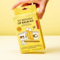 Kikkerland DIY Bijenwas Lip Balsem Kit - Maak Je Eigen Lippenbalsem - 100% Natuurlijk - Voor Twee Balsem Sticks -Cosmetic Verkoop 1200x1200 921