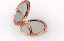 Merkloos Blossom Roségoud Make-up Spiegel | Compacte Zakspiegel Met Gepersonaliseerde Naam | Make Up Spiegel - Zakspiegel - Tas Spiegel - Hand Spiegel - Mini Spiegel - Kleine Spiegel -Cosmetic Verkoop 1200x771 2
