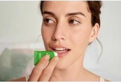 Weleda Skin Food Lip Balm 10 Weleda Skin Food Lip Balm -Cosmetic Verkoop 1200x810 1