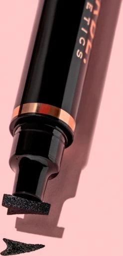 MARBL. Cosmetics - Easy Wing - Eyeliner Stempel - 8mm - Waterproof - Vlekproof - Vegan - Dierproefvrij -Cosmetic Verkoop 577x1200 1